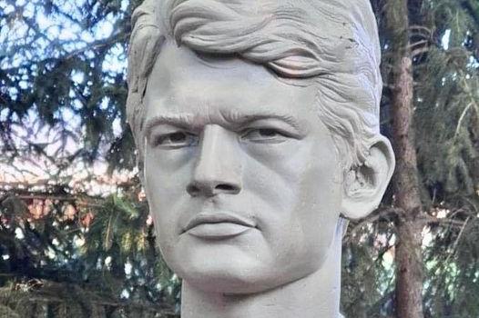 Пуснаха шалове в помощ на инициативата за паметник на Гунди в кв. Редута