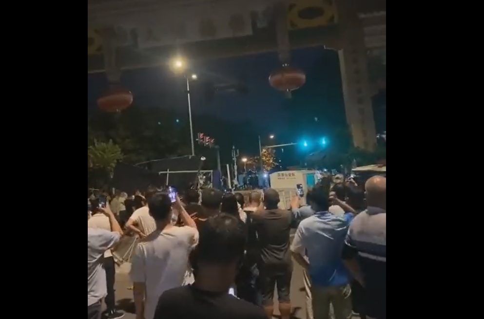 Сблъсъци между протестиращи срещу ковид мерките и полицаи в Южен Китай (ВИДЕО)