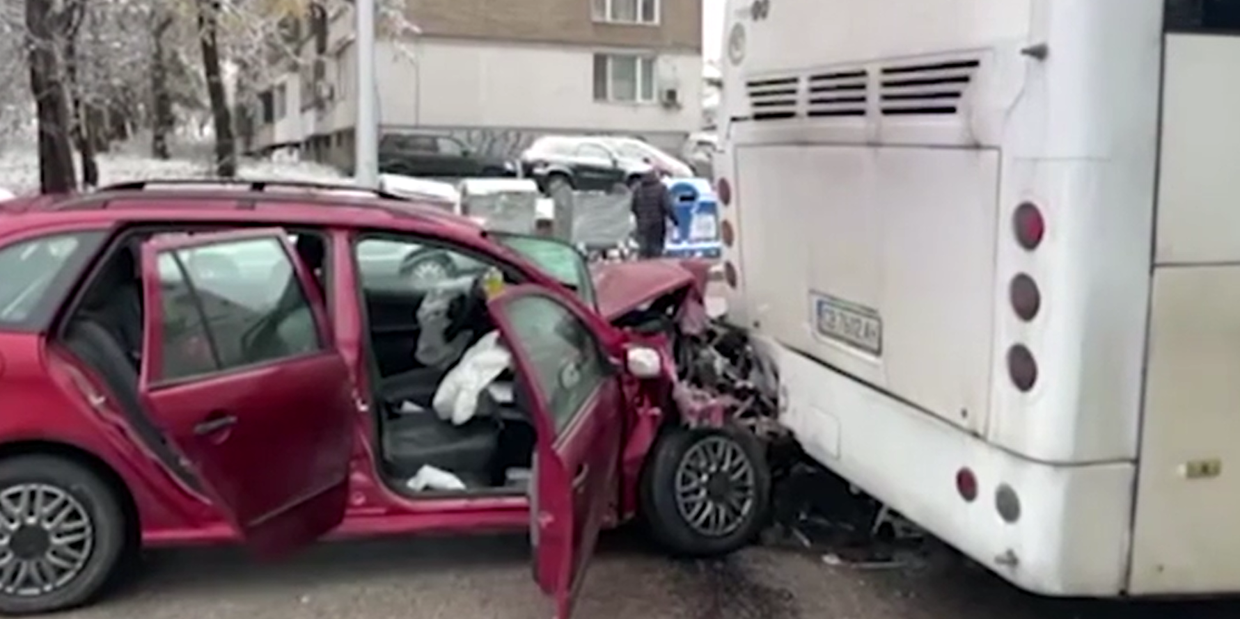 Шофьор на кола заспа зад волана и се удари в автобус с работници във Враца