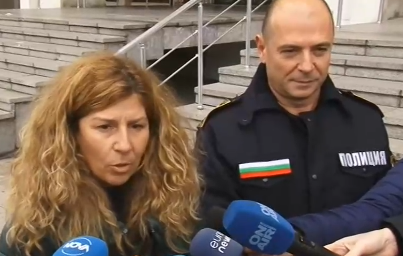 Прокуратурата: Каналджия, облечен като фелдшер, се опита да превози 14 мигранти с линейка