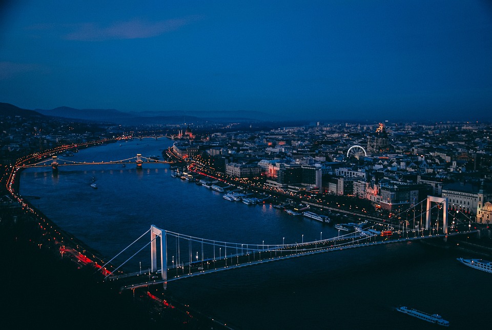 Инфлацията затваря театри, басейни и библиотеки в Унгария