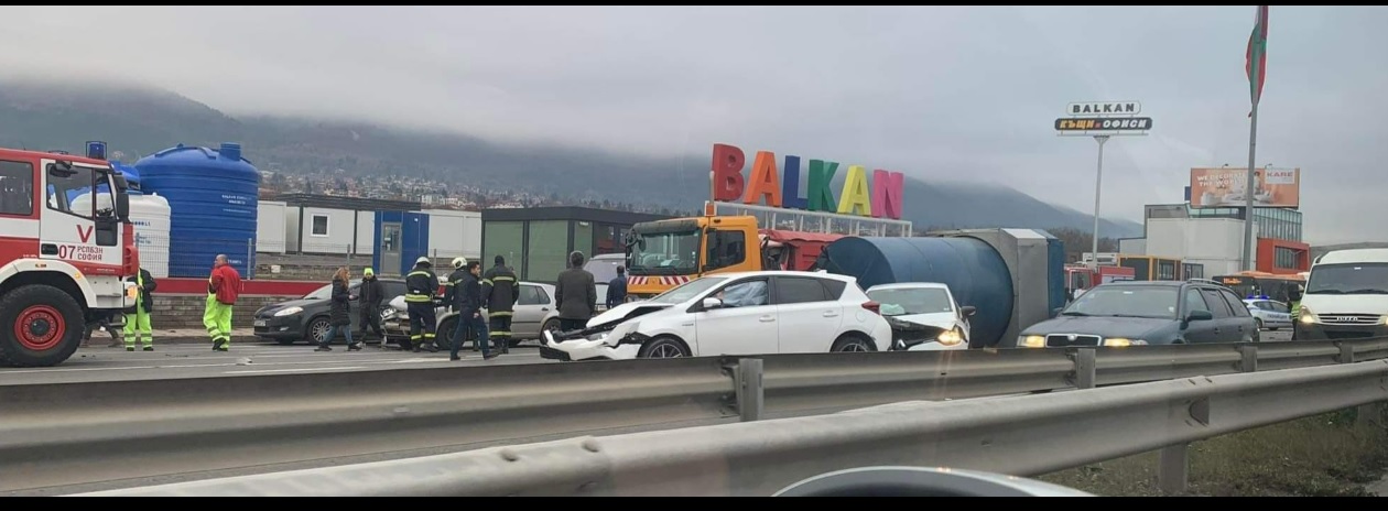 Верижна катастрофа между 10 коли и два тира на Околовръстното в София