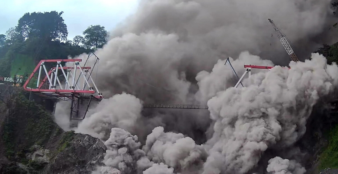 Няколко села са погребани под вулканична пепел, 2000 души са евакуирани заради вулкана Семеру в Индонезия (ВИДЕО)