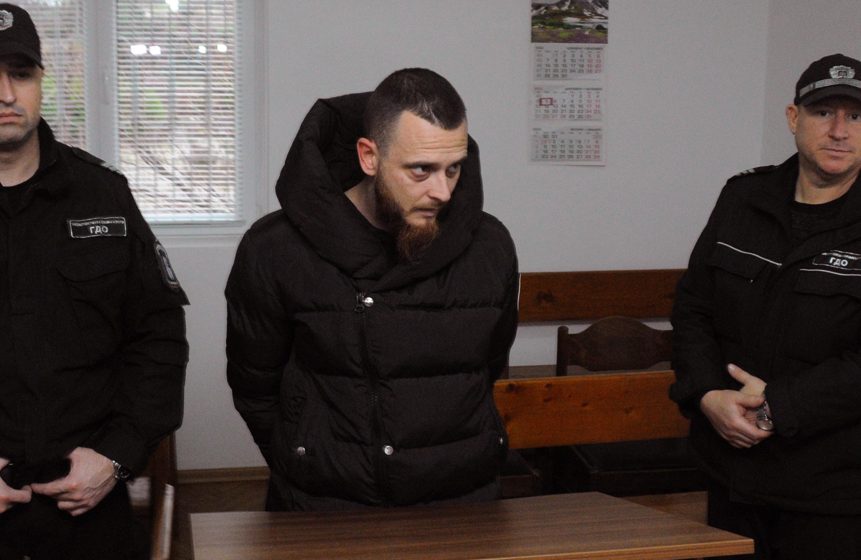 Шофьорът на линейката, превозвала мигранти, остава в ареста