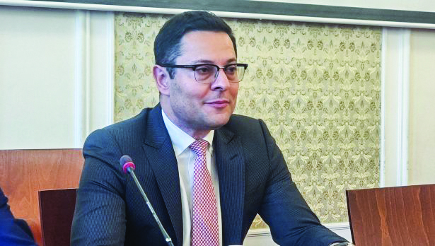 Министърът на иновациите и растежа Александър Пулев: ББР работи като заложна къща на ПП „Продължаваме промяната“ (обзор)