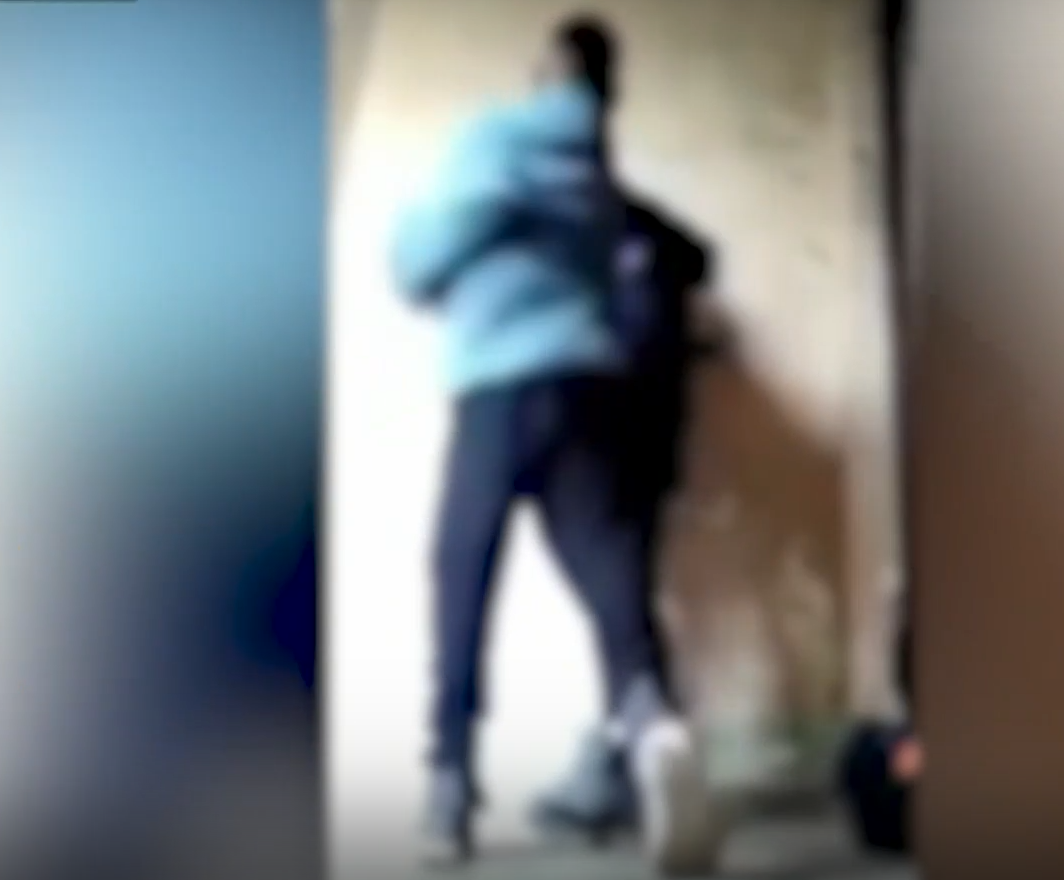 12-годишен бие свой връстник докато го снима