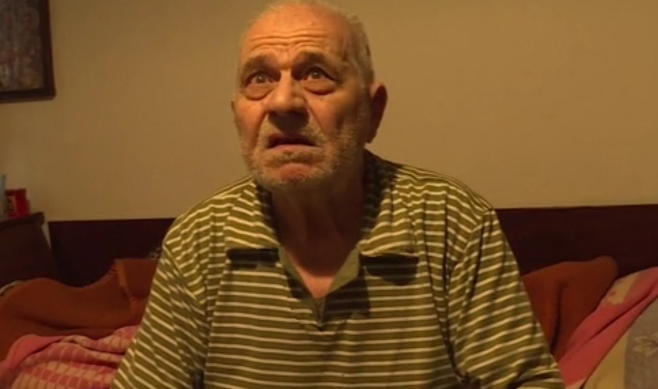 Травестит на име Лили заключи и обра 90-годишен дядо