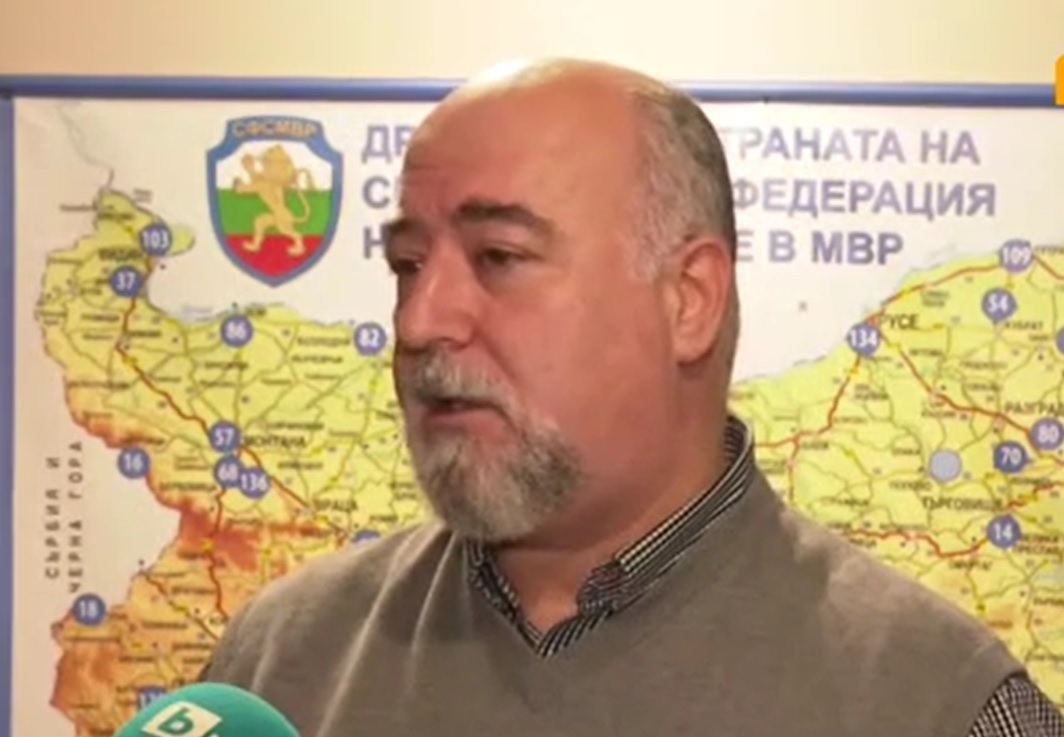 Генади Тенев: Мигранти хвърлят камъни, дървета и бутилки по граничните полицаи