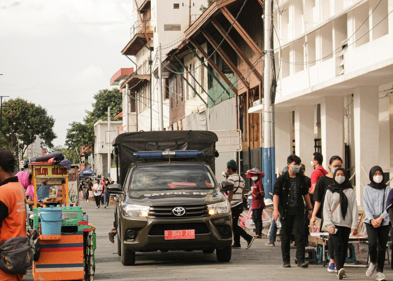 Двама загинали и осем ранени при експлозия в полицейски участък в Индонезия