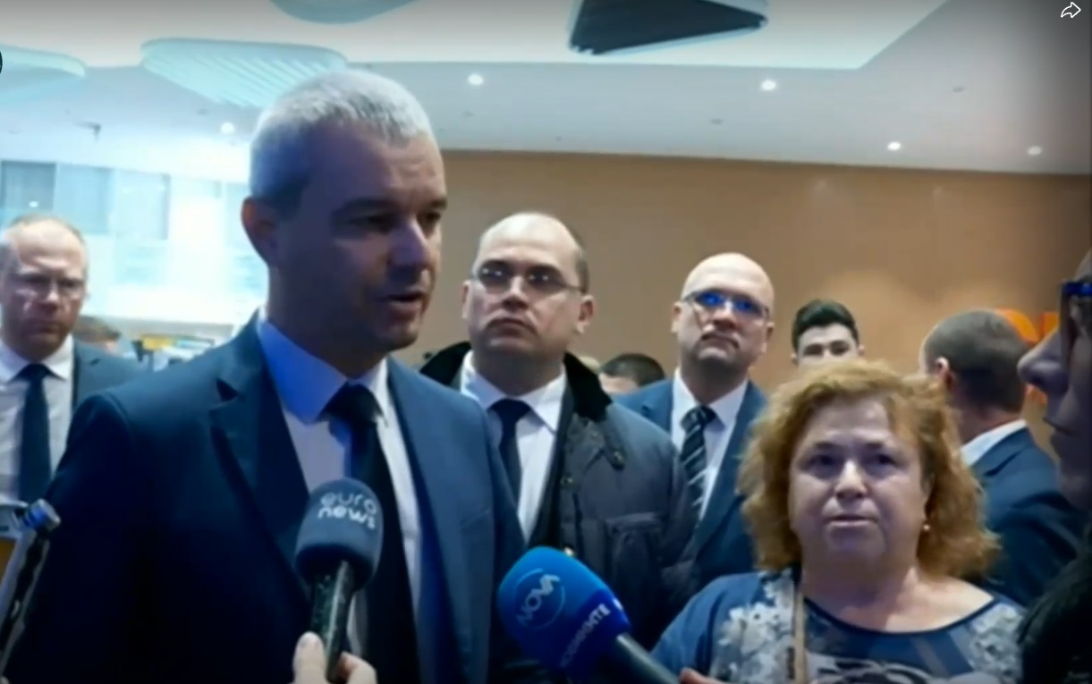 "Възраждане" с протест на конференция за еврото в София (НА ЖИВО)