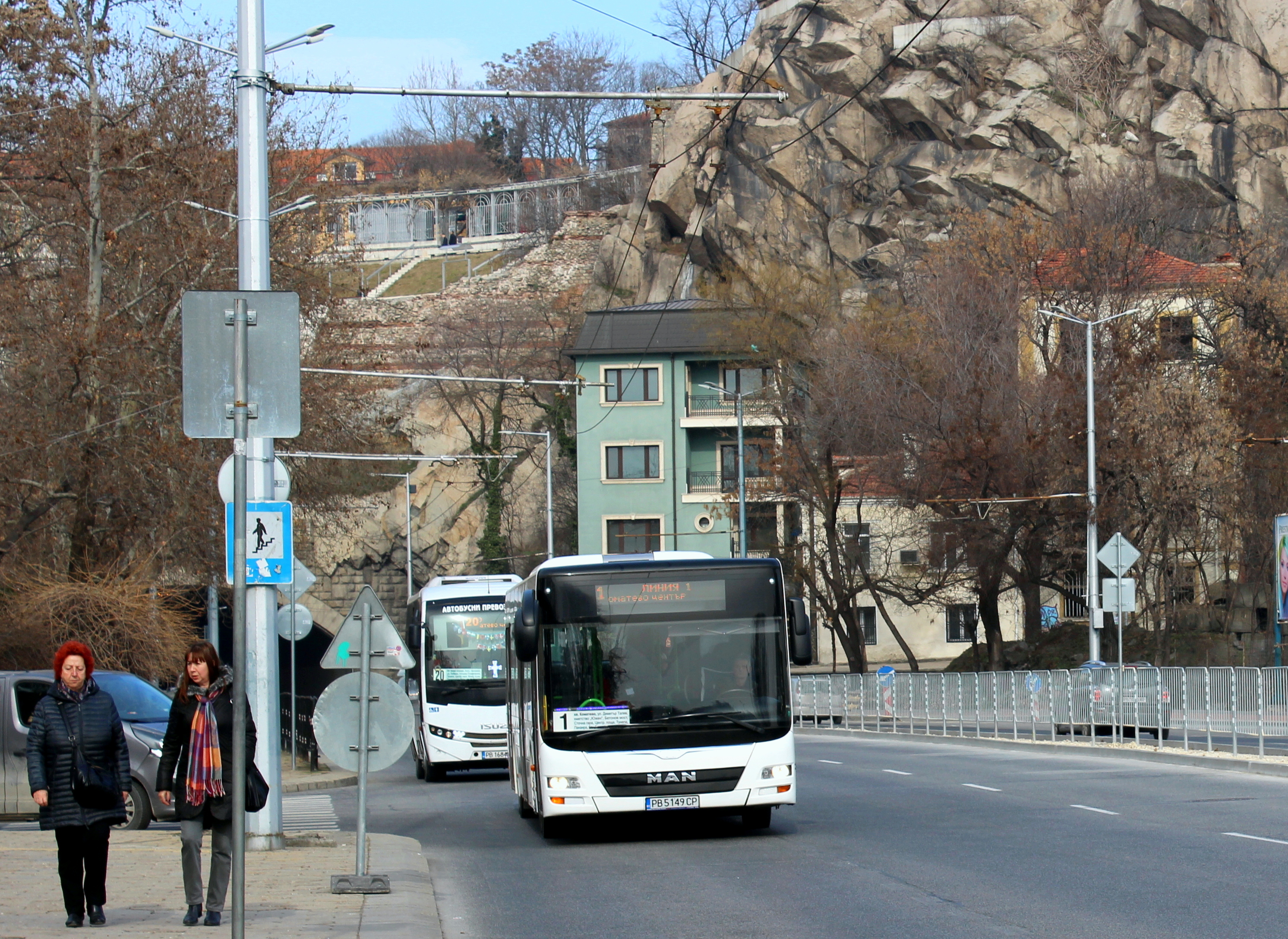 Изпочупиха с камъни автобус от градския транспорт в Пловдив