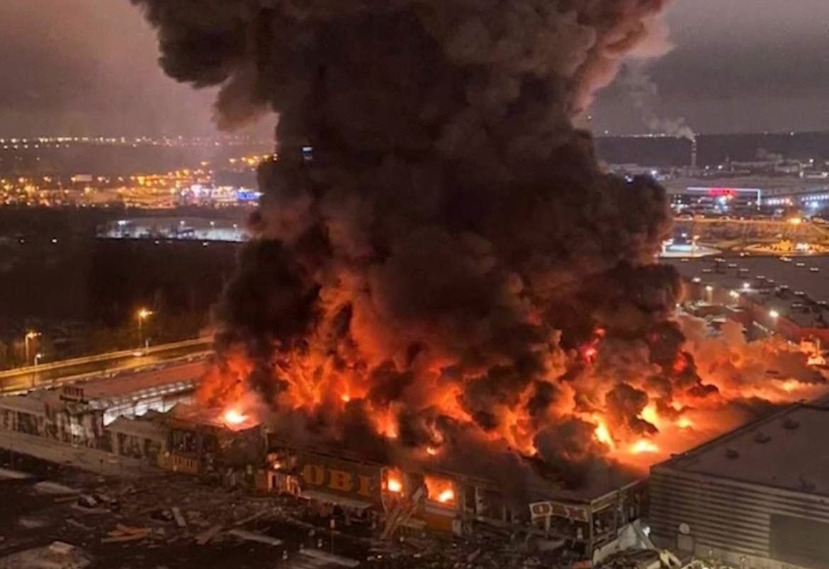 Пожар и взривове унищожиха огромен мол край Москва (ВИДЕО)