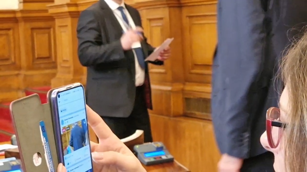 Скандал в парламента: Депутати от БСП излъчват закритото заседание в интернет