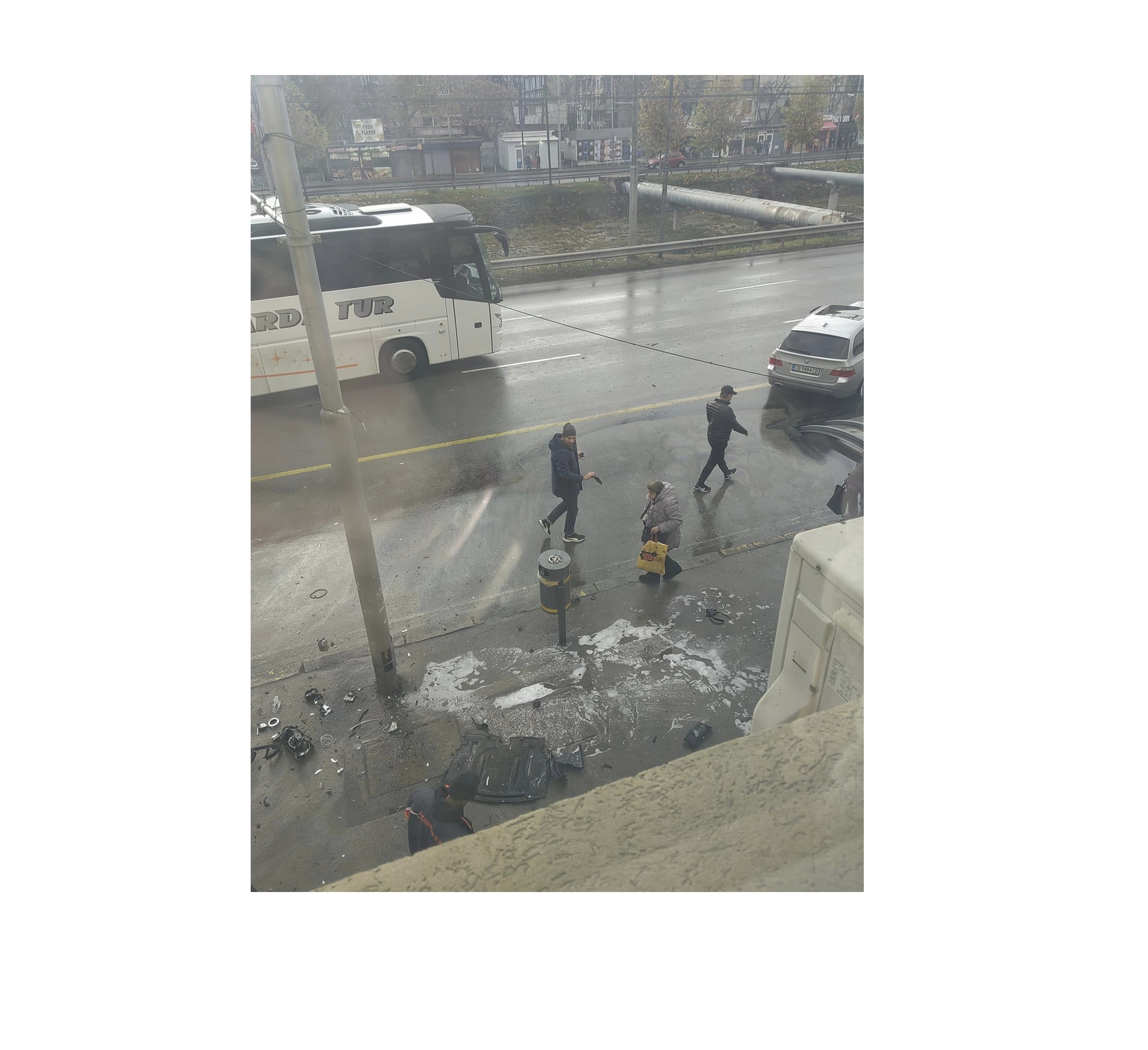 Кола се удари в стълб до спирка в София (СНИМКИ)