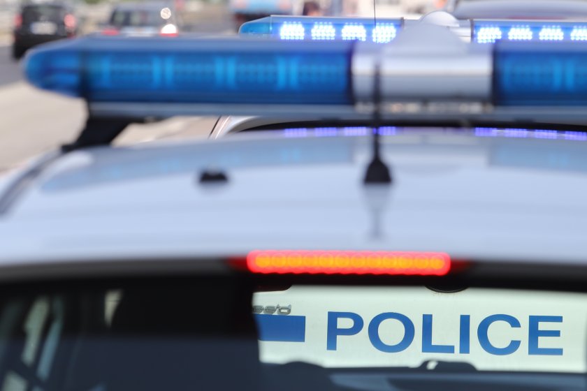 Катастрофиралият автобус е бил с екскурзианти и се преобърнал в дере, съобщава се за загинал и ранени