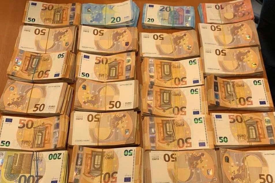 Откриха 71 000 евро, укрити под седалка на микробус