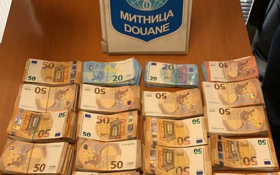 Над 71 000 евро, укрити под седалка, откриха митничари на Дунав мост 2