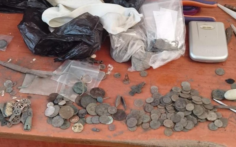 Задържаха трима души в момент на покупко-продажба на предмети с културно-историческа стойност