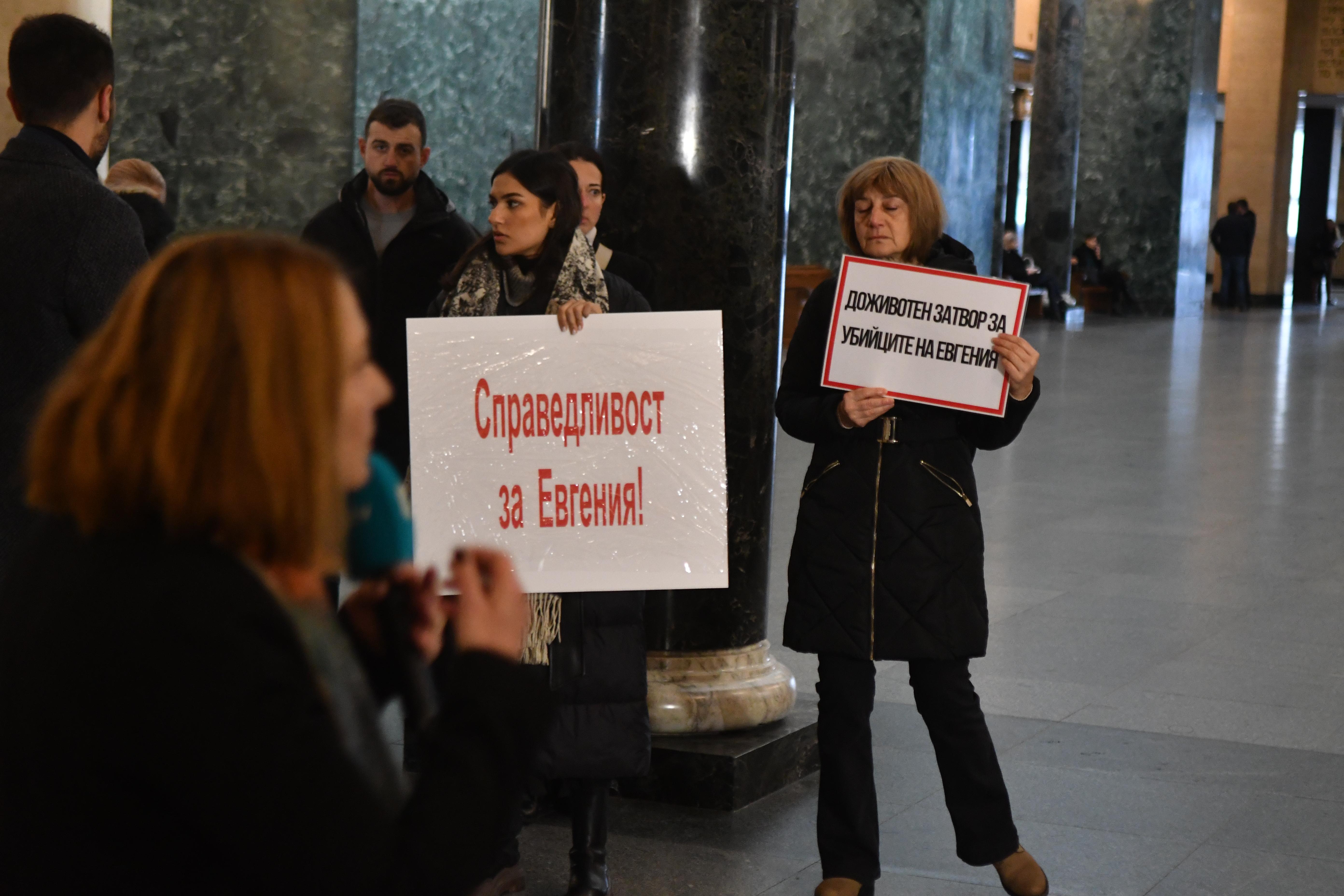 Близки на убитата Евгения се събраха на мирен протест пред Съдебната палата (СНИМКИ)