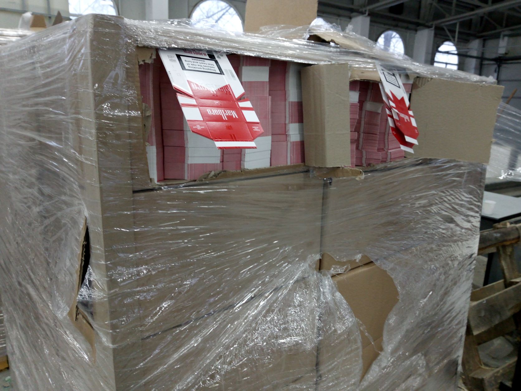 Задържаха заготовки за производство на 190 800 кутии фалшиви цигари на "Дунав мост 2"