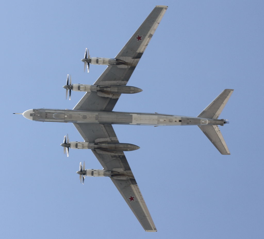 Два стратегически бомбардировача "Ту-95" са извършили седемчасово патрулиране над Японско море