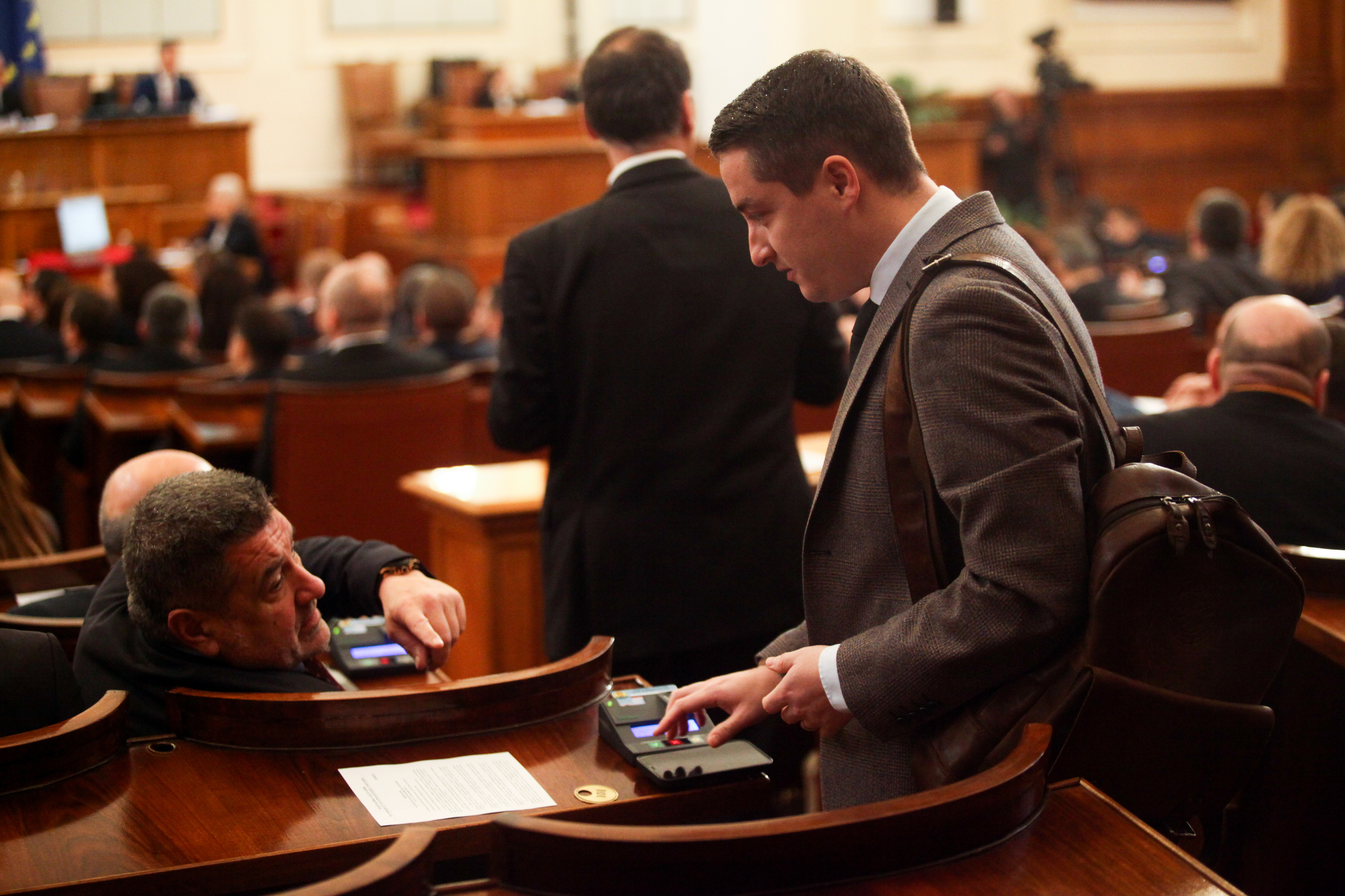 Радев си иска машинките на колегата Мадуро