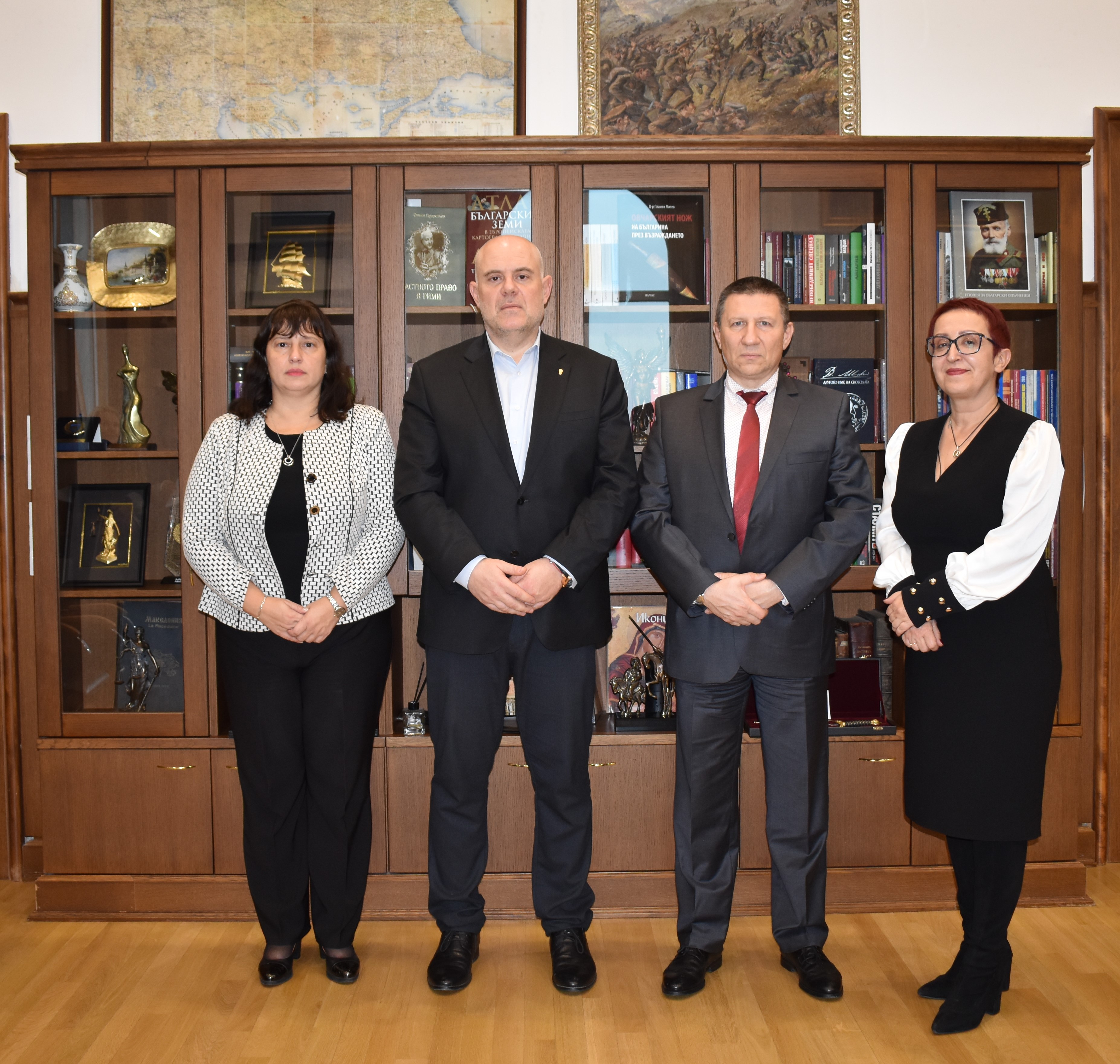 Гешев връчи акта за встъпване в длъжност на Борислав Сарафов за втори мандат като директор на НСлС