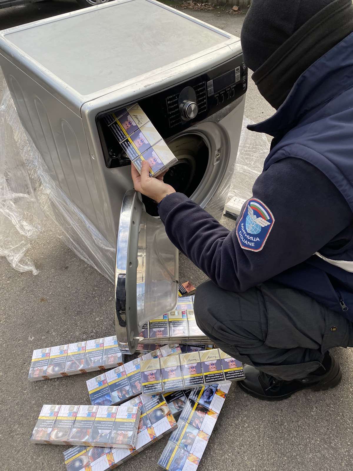 Задържаха над 100 000 къса цигари укрити в перални машини