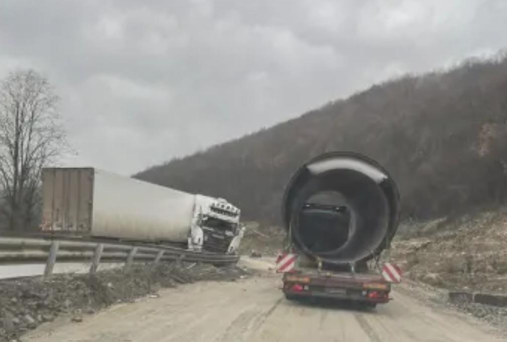 Камион се завъртя на пътя между Мездра и Ботевград и образува километрично задръстване