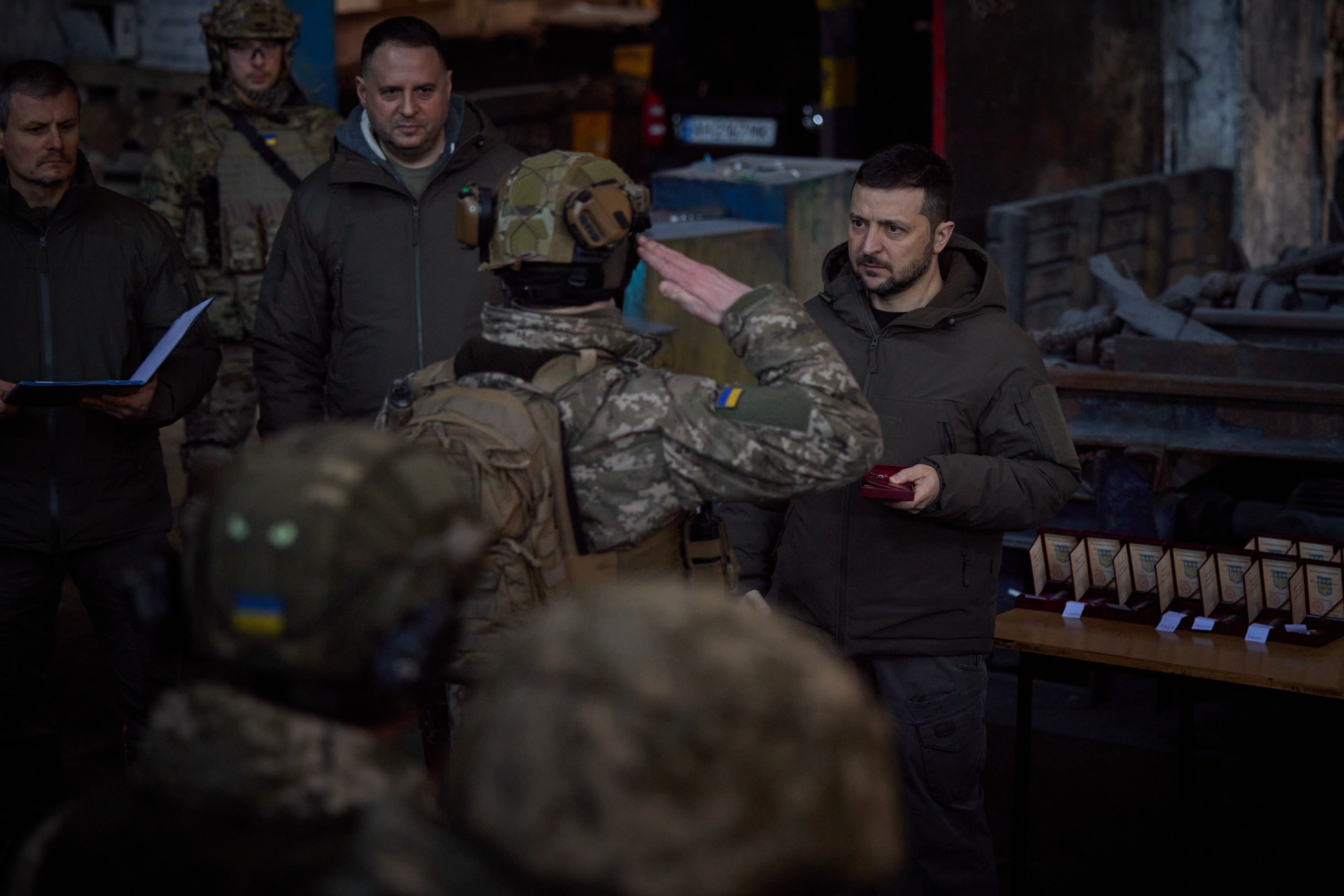 Зеленски отиде във фронтовия град Бахмут