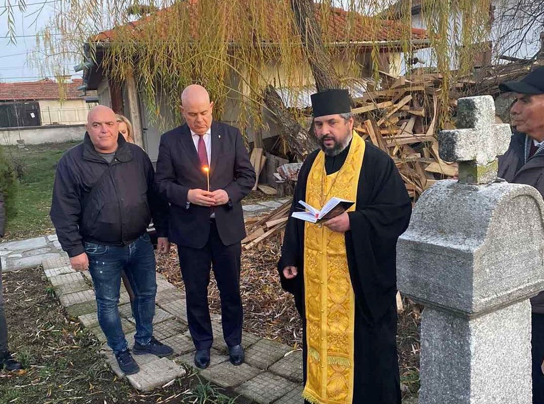 Главният прокурор се поклони пред гроба на отец Партений Гешев в с. Братаница