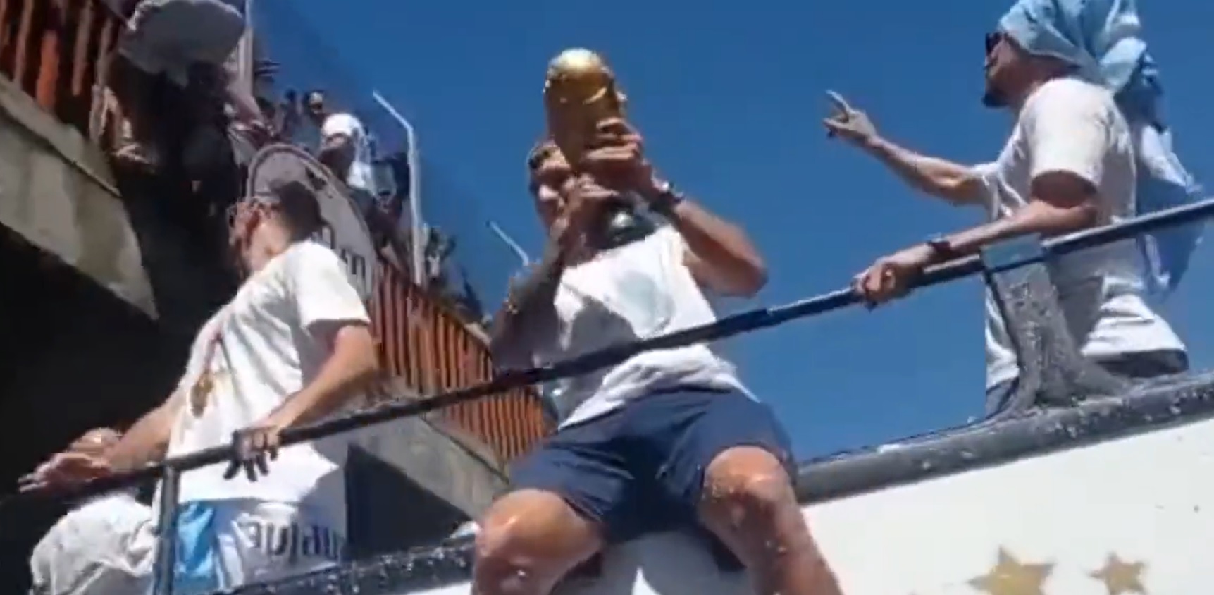 Евакуираха с хеликоптер шампионите от Аржентина, фенове скачаха от мост върху открития автобус (СНИМКИ И ВИДЕО)