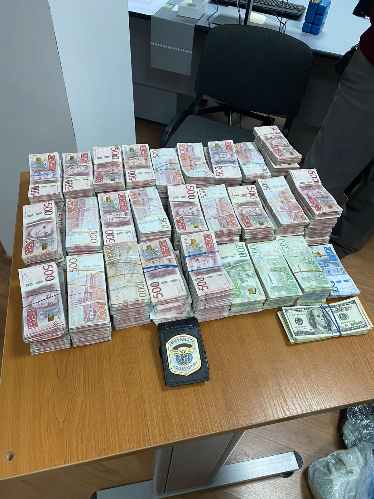 Откриха недекларирана валута на стойност 1 011 038 лв. на "Митница Русе"