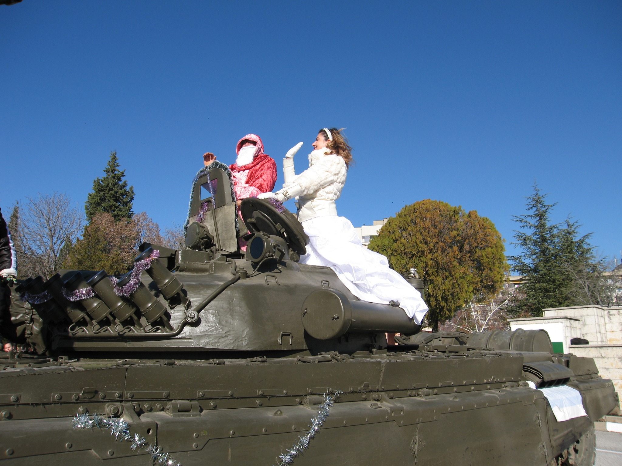 Дядо Коледа и Снежанка пристигнаха с танк в Сливен (СНИМКИ)