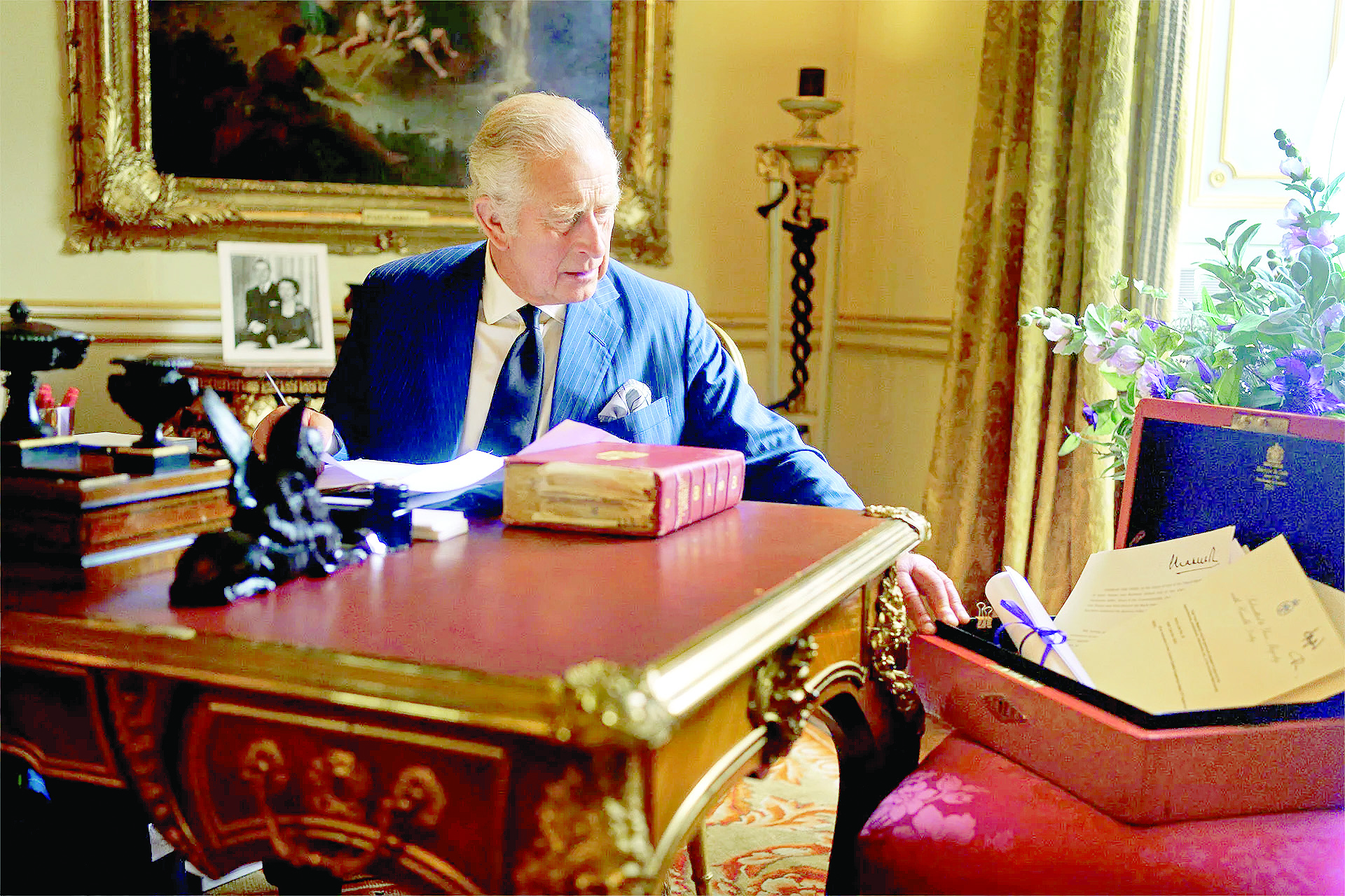 Чарлз III лиши брат си Андрю от офиси в Бъкингамския дворец