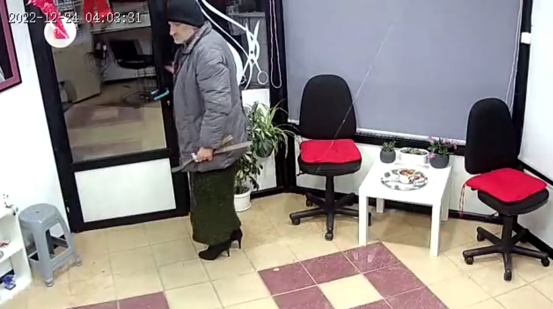 Възрастен мъж, облечен с пола и високи токчета, ограби фризьорски салон във Варна (ВИДЕО)