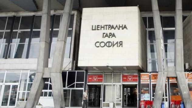 Влак дерайлира на Централната жп гара в София