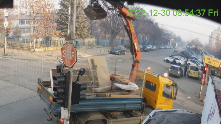 Камион с кран свлече светофари на кръстовище в "Люлин" (ВИДЕО)