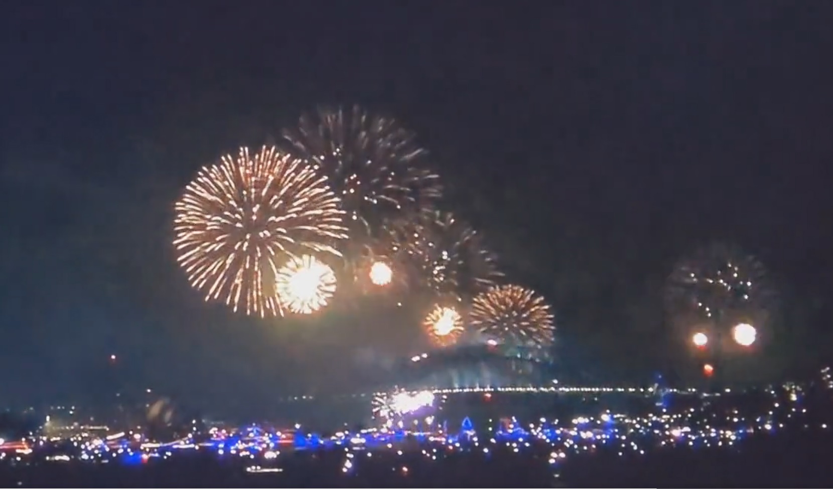 Австралия и Нова Зеландия посрещнаха 2023 г. със светлинно шоу и фойерверки (ВИДЕО)