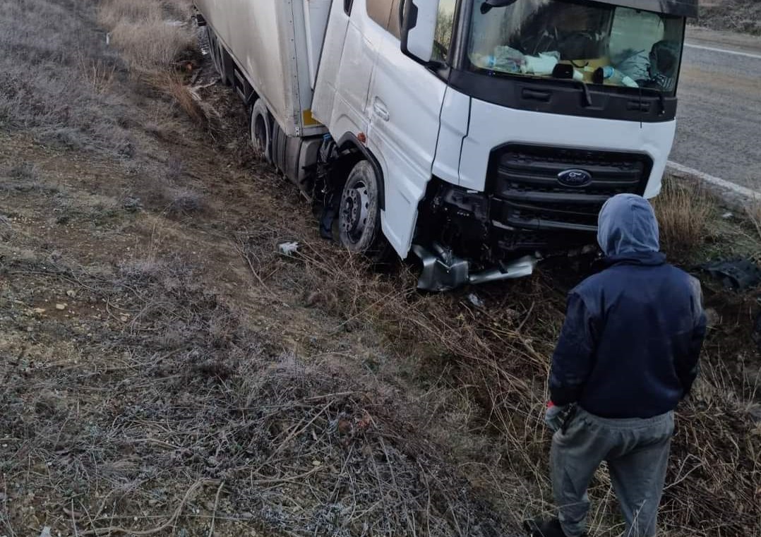 Тир излезе от пътя и пропадна в канавка край Дебелец