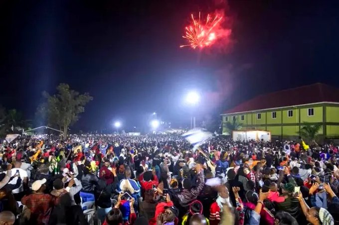 9 души са загинали при блъсканица в търговски център в Уганда (ВИДЕО)