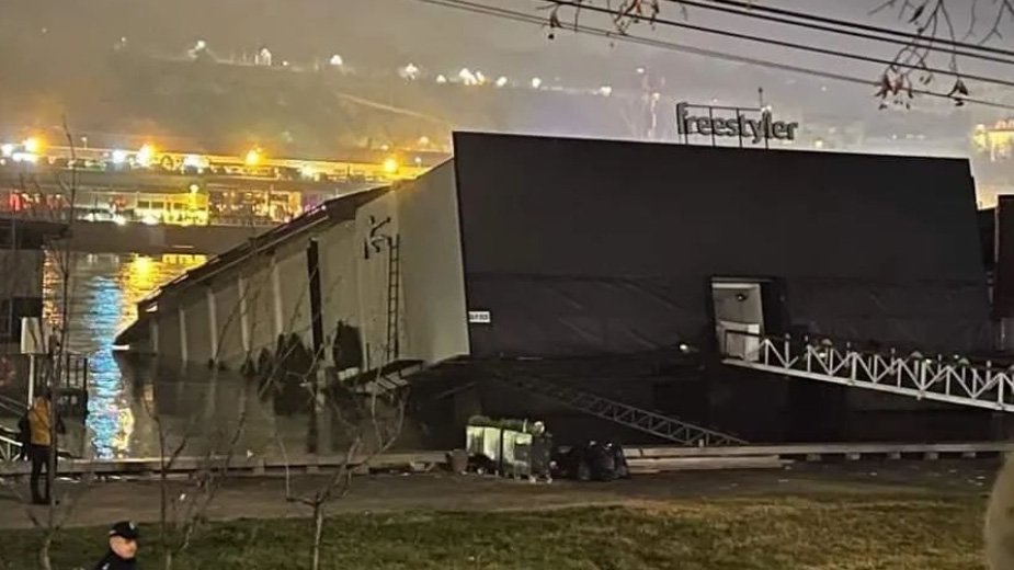 Плаващ нощен клуб в Белград потъна по време на новогодишен купон (ВИДЕО)