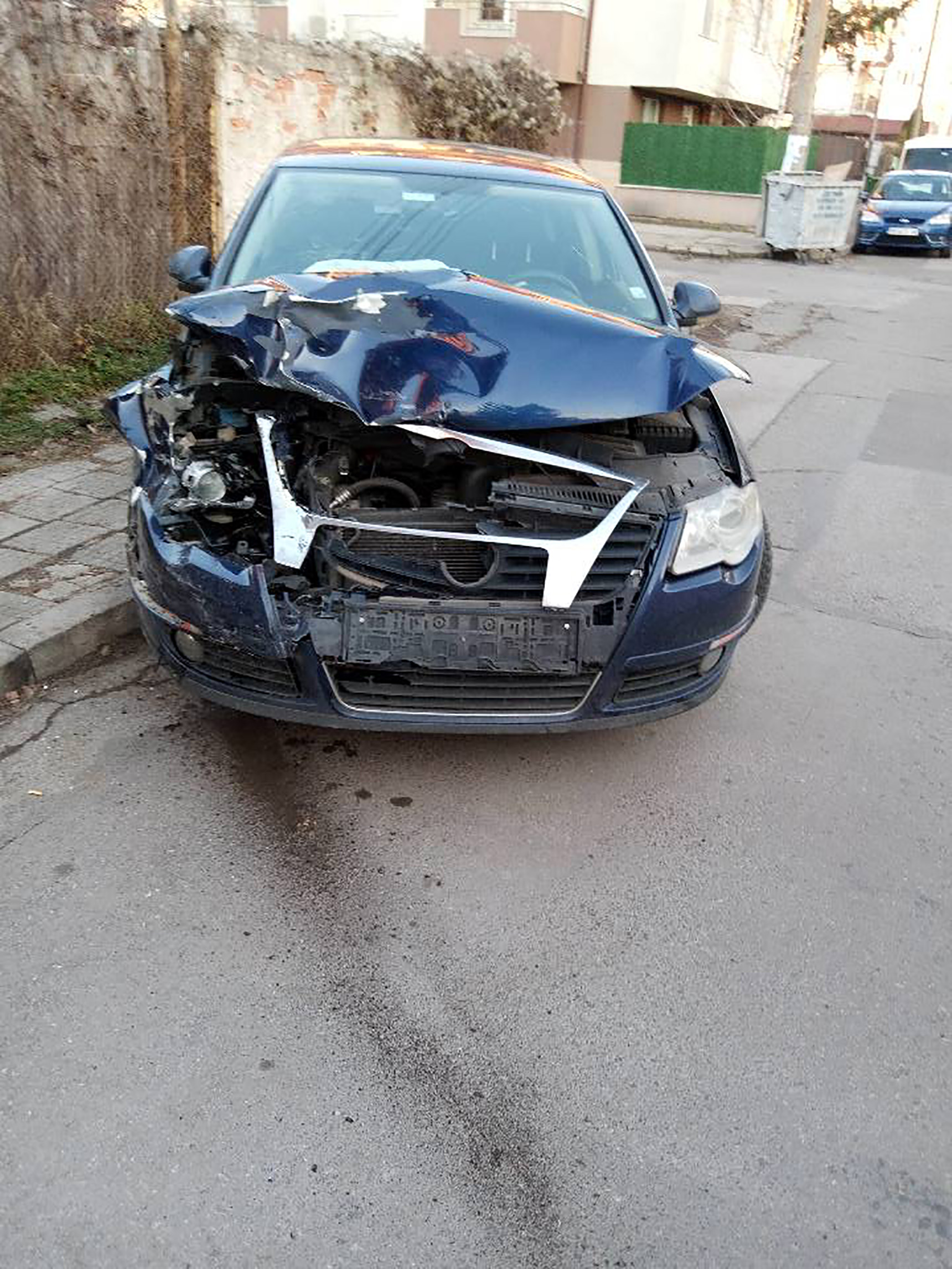 Издирват криминален полицай, който блъсна три коли и избяга 