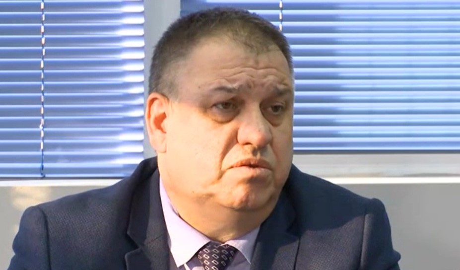 Жандармеристът, превозвал 31 мигранти в бус, получил от тях по 400 лв. на човек