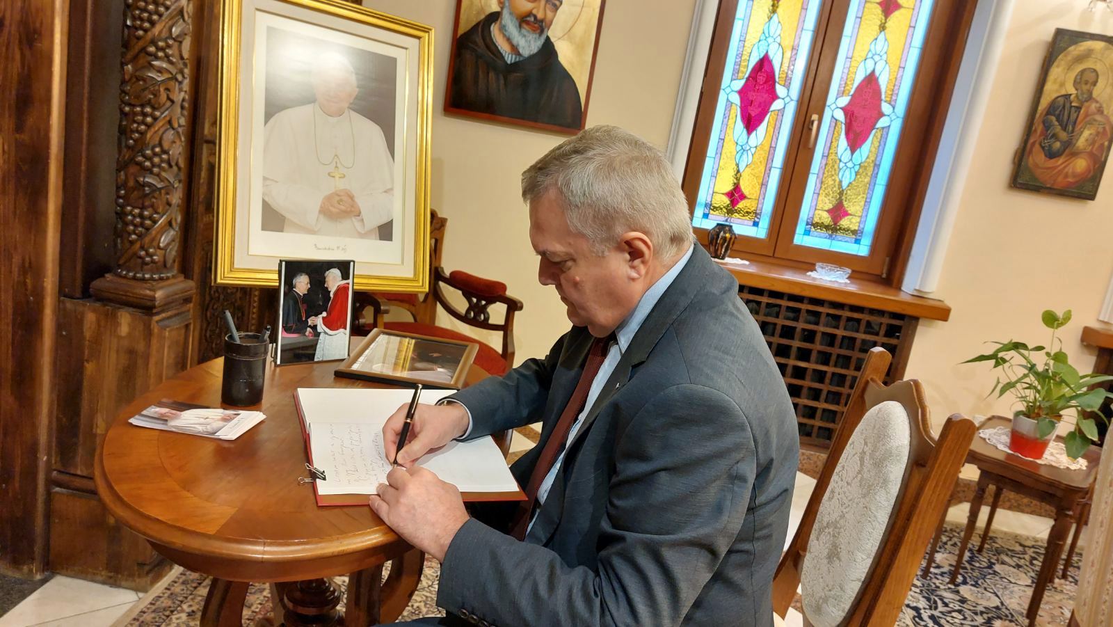 Румен Петков поднесе съболезнованията си за кончината на папа Бенедикт XVI