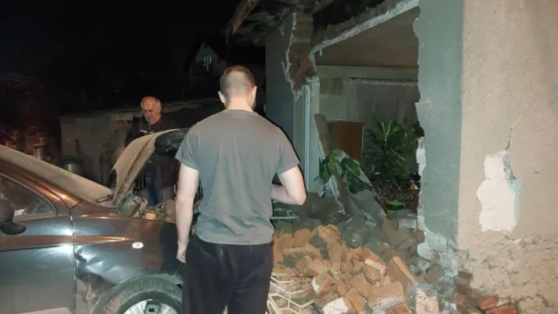 Кола се е врязала в къща в Нови Искър