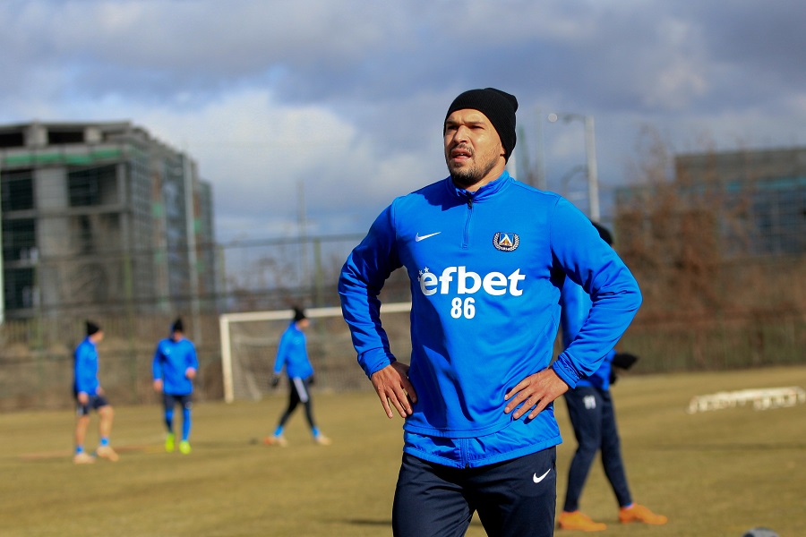 Божинов подписа с медиен гигант