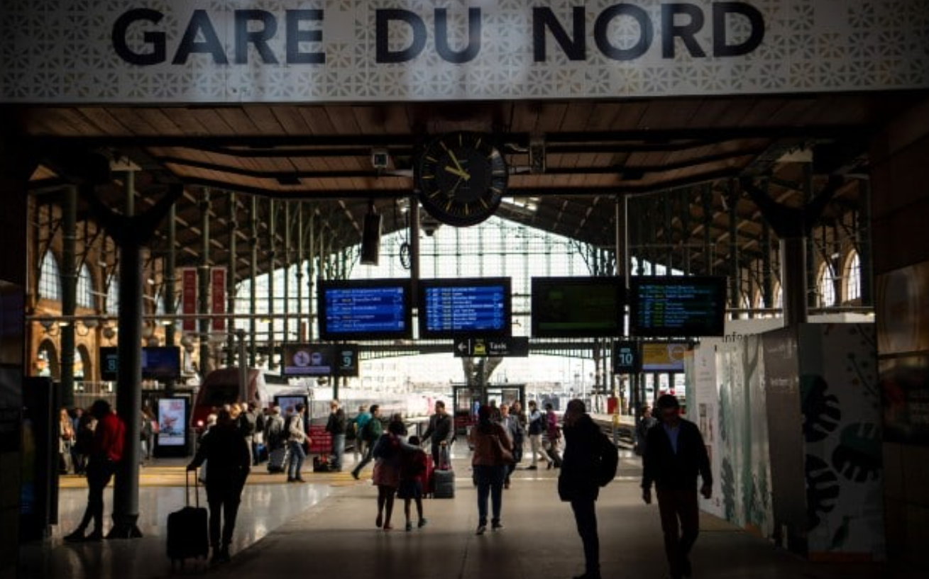 Задържаха със стрелба мъж, намушкал с нож няколко души на гара в Париж