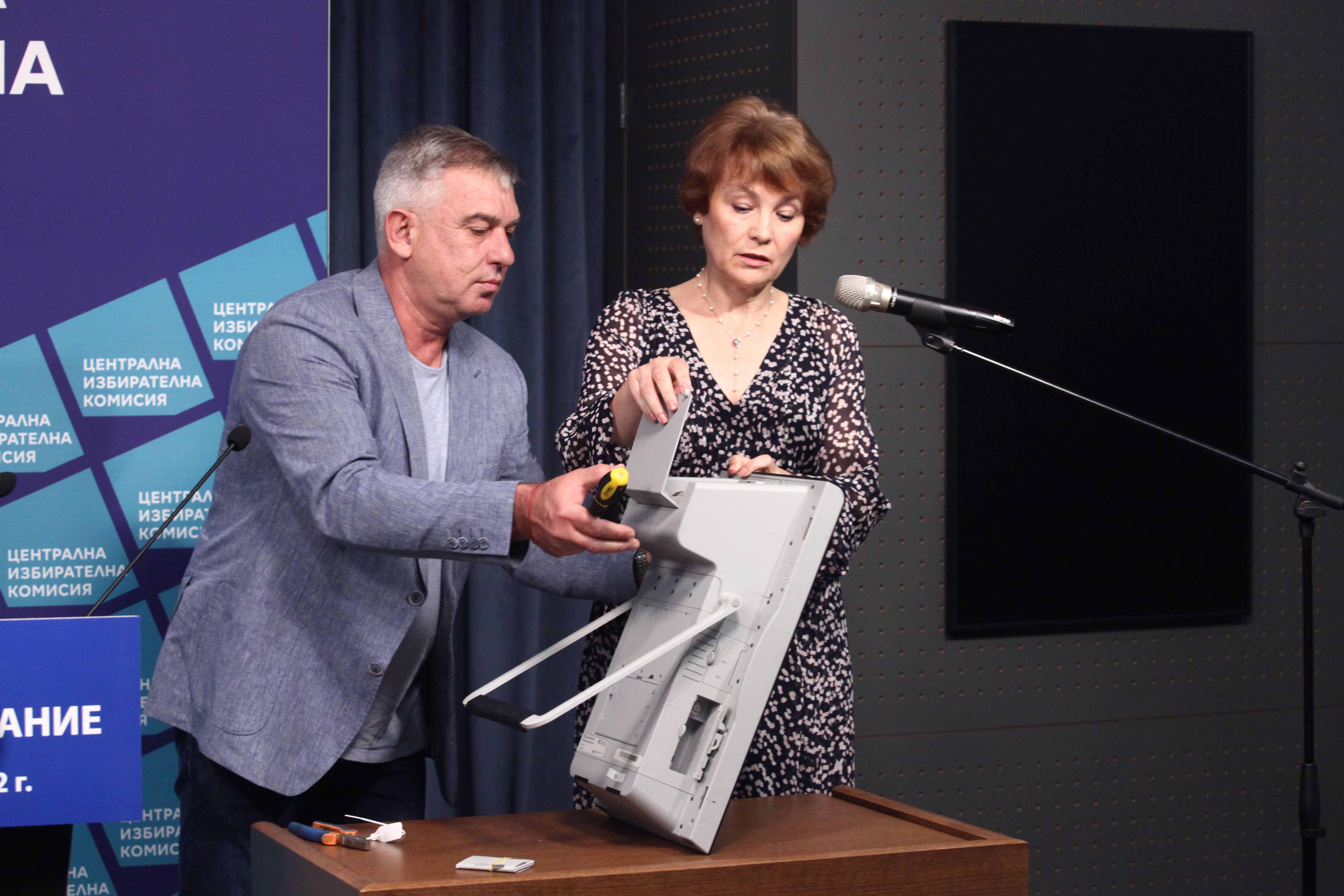 Пробват защитата на машинните бюлетини