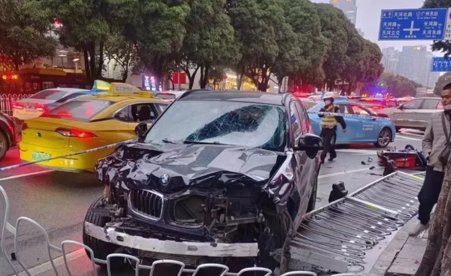 Мъж се вряза в пешеходци на оживено кръстовище в Китай, има загинали и ранени (ВИДЕО)